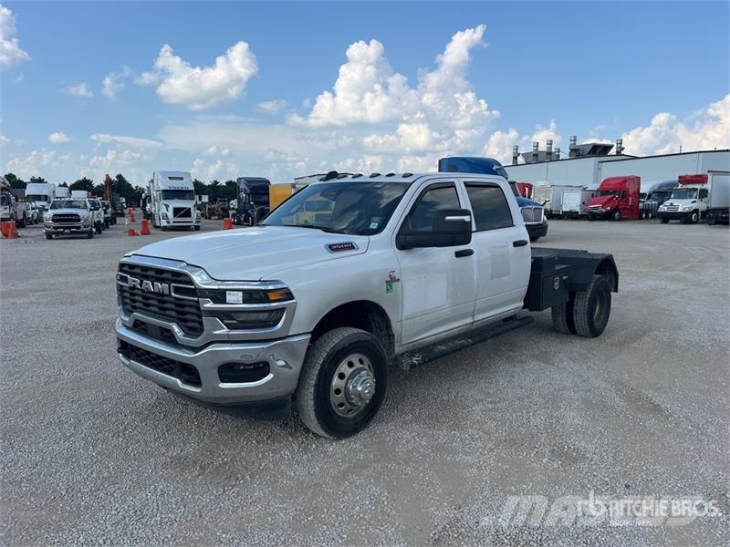 RAM 3500 4x4 Crew Cab Cab and Chassis Cabine si interior