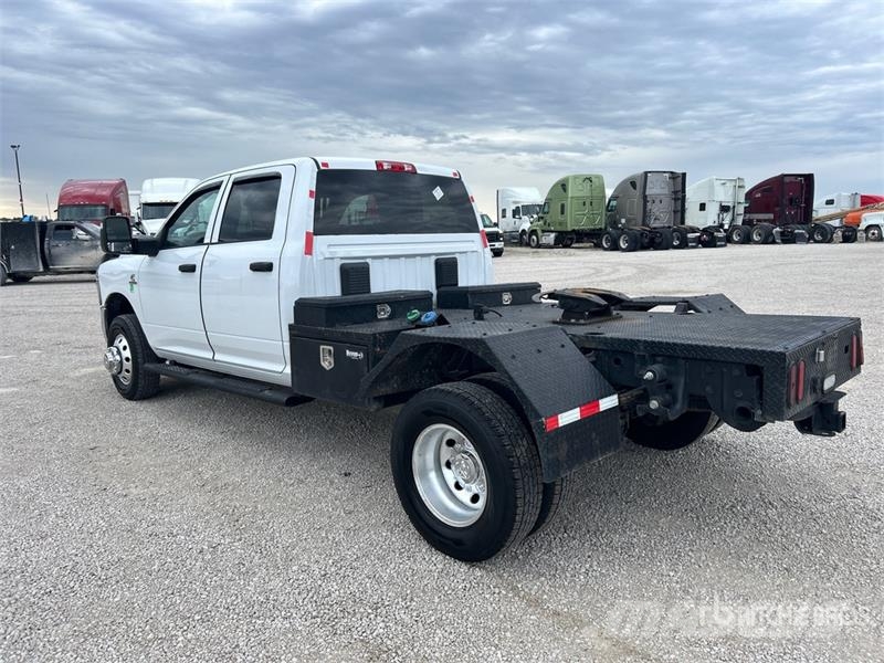 RAM 3500 4x4 Crew Cab Versatile Hauler Truck Cabezas tractoras