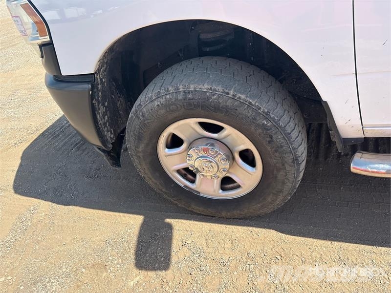 RAM 3500 4x4 Crew Cab Utility Truck 皮卡.傳統半斗卡車/側卸板