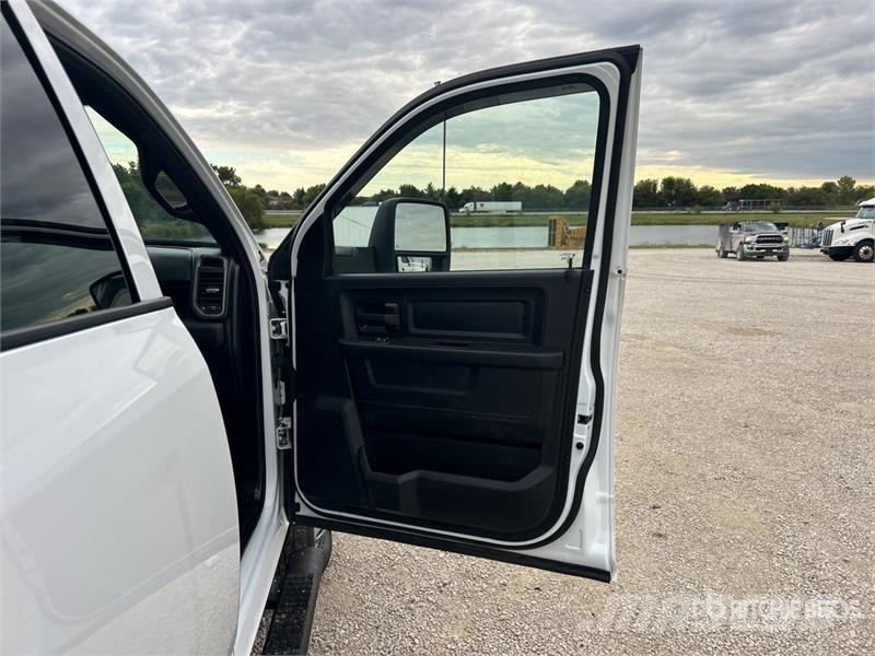 RAM 3500 4x4 Crew Cab Versatile Hauler Truck Cabezas tractoras