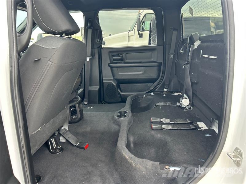 RAM 3500 4x4 Crew Cab Versatile Hauler Truck Cabezas tractoras