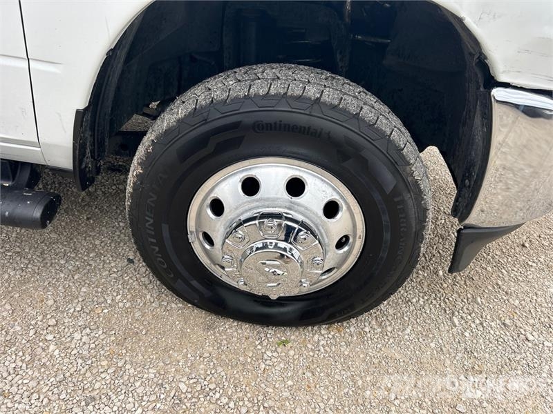 RAM 3500 4x4 Crew Cab Versatile Hauler Truck Cabezas tractoras