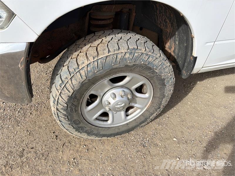 RAM 3500 4x4 Crew Cab Pickup その他