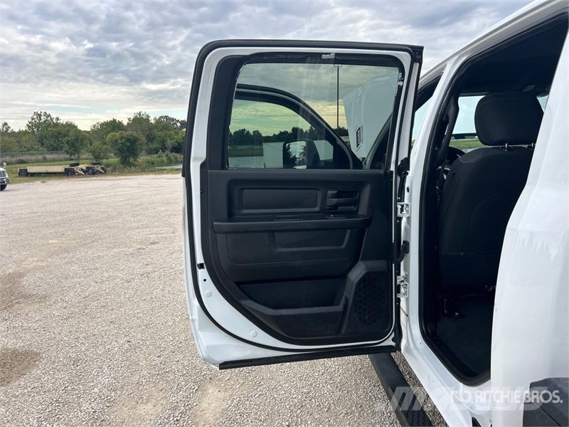 RAM 3500 4x4 Crew Cab Versatile Hauler Truck Cabezas tractoras