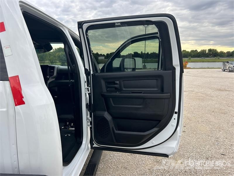RAM 3500 4x4 Crew Cab Versatile Hauler Truck Cabezas tractoras