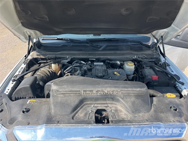 RAM 3500 4x4 Crew Cab Cab and Chassis Cabine si interior