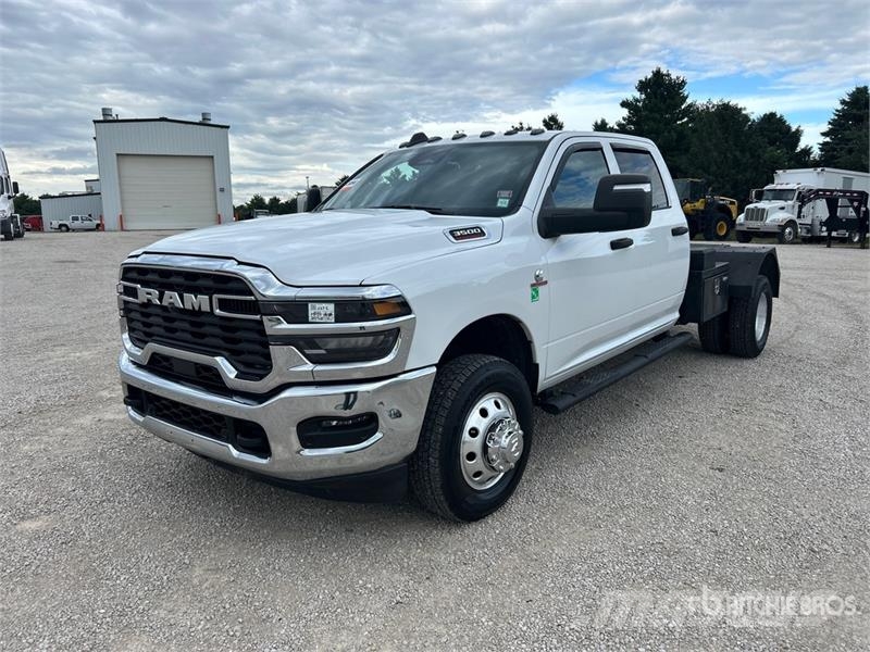 RAM 3500 4x4 Crew Cab Versatile Hauler Truck Cabezas tractoras