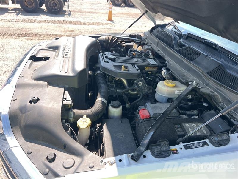 RAM 3500 4x4 Crew Cab Cab and Chassis Cabine si interior