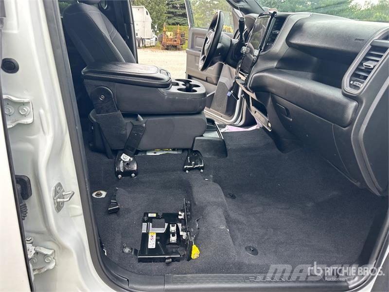 RAM 3500 4x4 Crew Cab Versatile Hauler Truck Cabezas tractoras