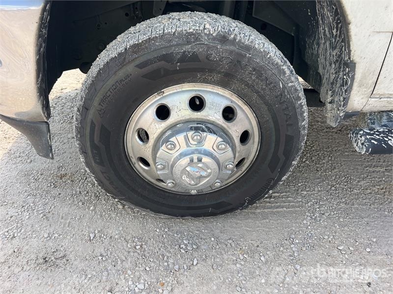 RAM 3500 4x4 Crew Cab Cab and Chassis Cabine si interior