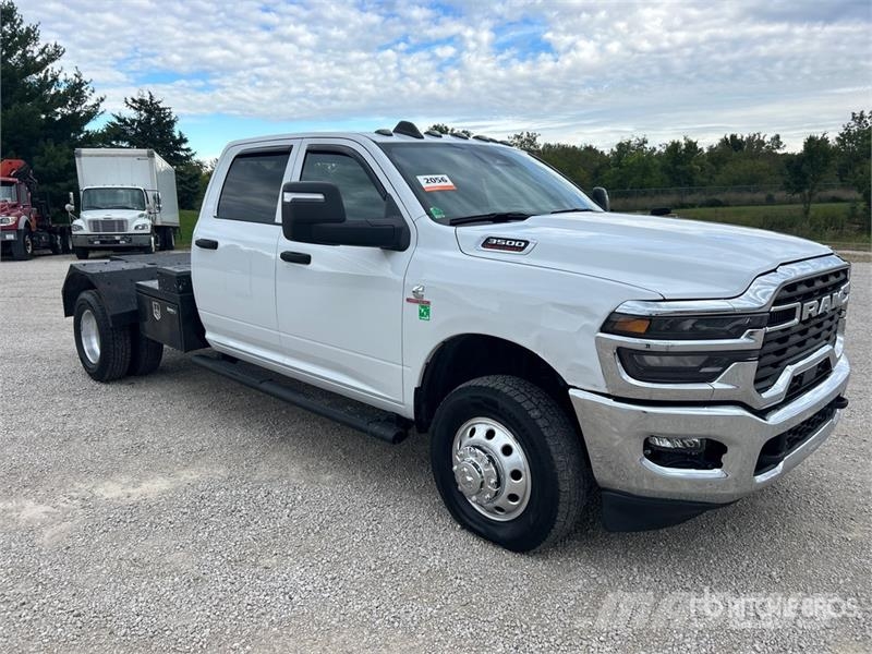 RAM 3500 4x4 Crew Cab Versatile Hauler Truck Cabezas tractoras