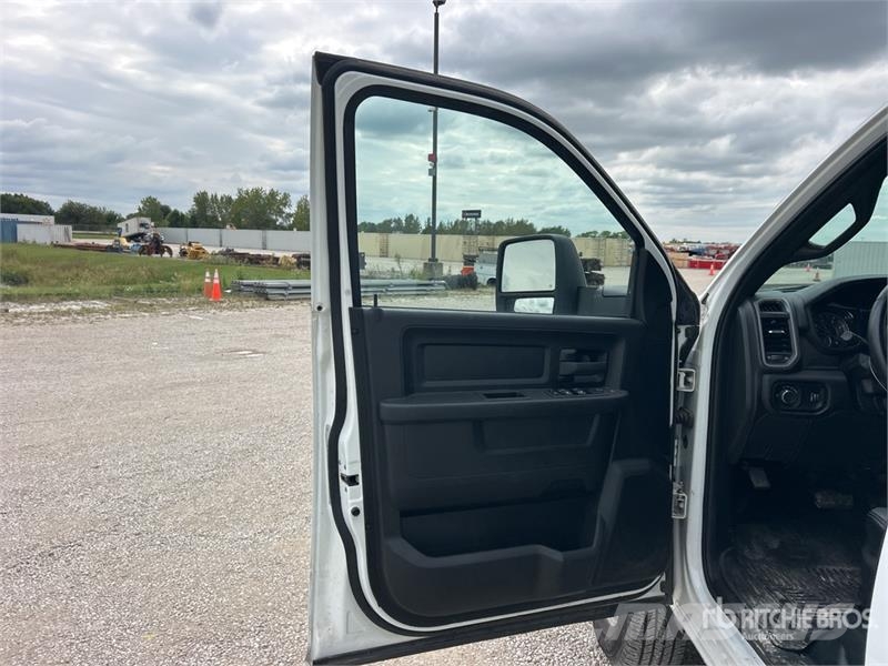 RAM 3500 4x4 Crew Cab Cab and Chassis Cabins and interior