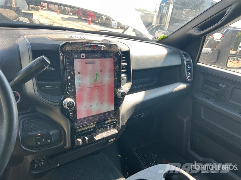 RAM 3500 4x4 Crew Cab Cab and Chassis Cabine si interior