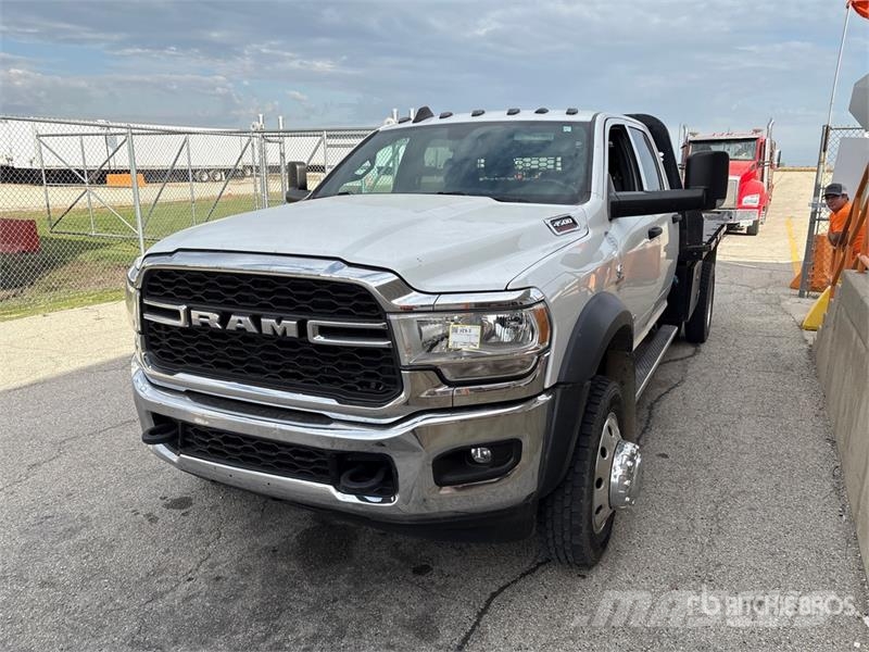 RAM 4500 4x4 Crew Cab Flatbed Truck Platformas/izkraušana no sāniem