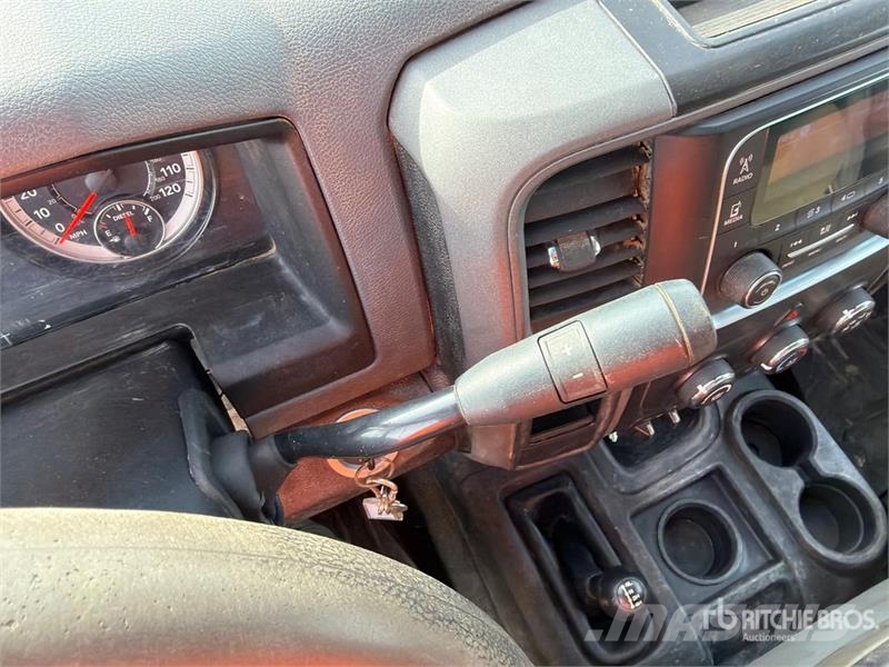 RAM 5500 Tovornjaki s kesonom/platojem