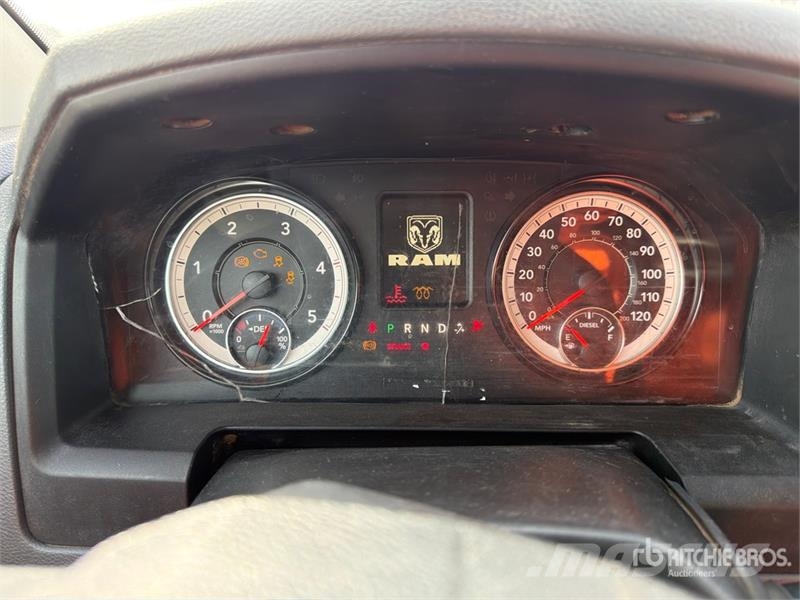 RAM 5500 Tovornjaki s kesonom/platojem