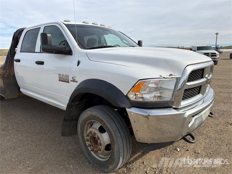 RAM 5500 Tovornjaki s kesonom/platojem