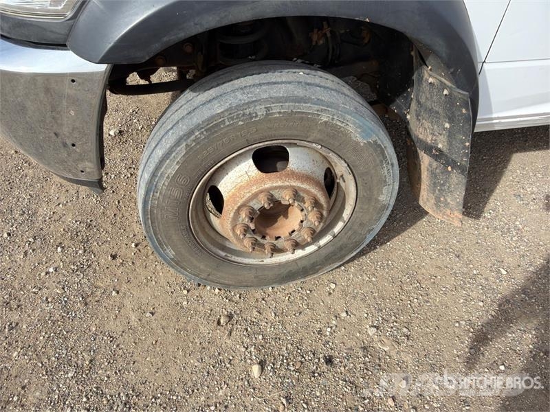 RAM 5500 Tovornjaki s kesonom/platojem
