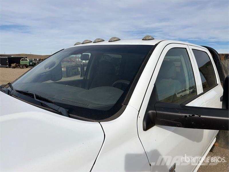 RAM 5500 Tovornjaki s kesonom/platojem