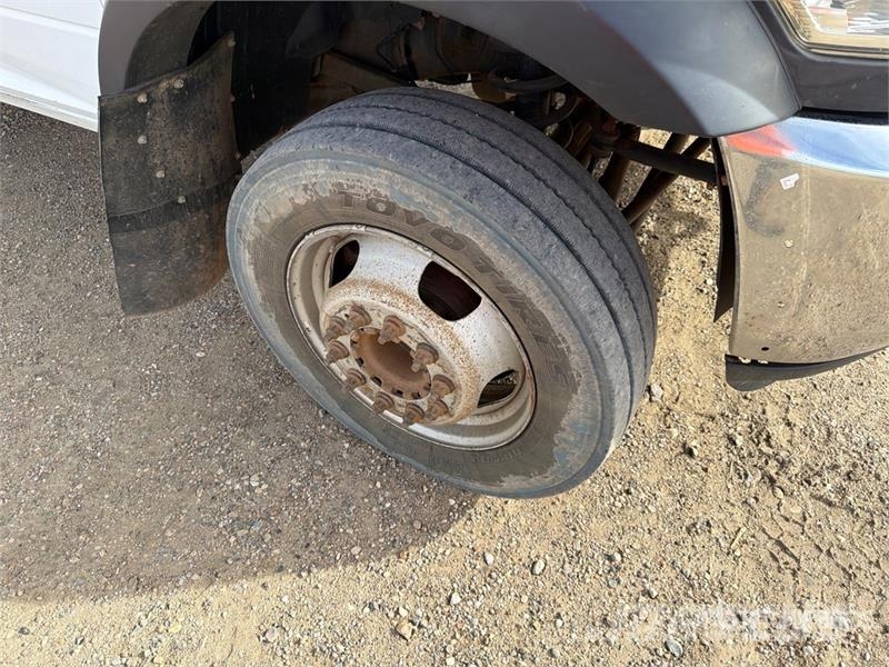 RAM 5500 Tovornjaki s kesonom/platojem