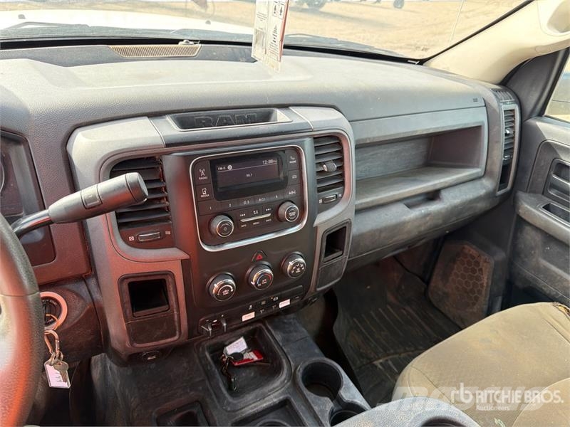RAM 5500 Tovornjaki s kesonom/platojem