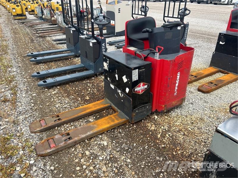 Raymond 8900 6000 lb Electric Pallet Jack Pumppukärryt