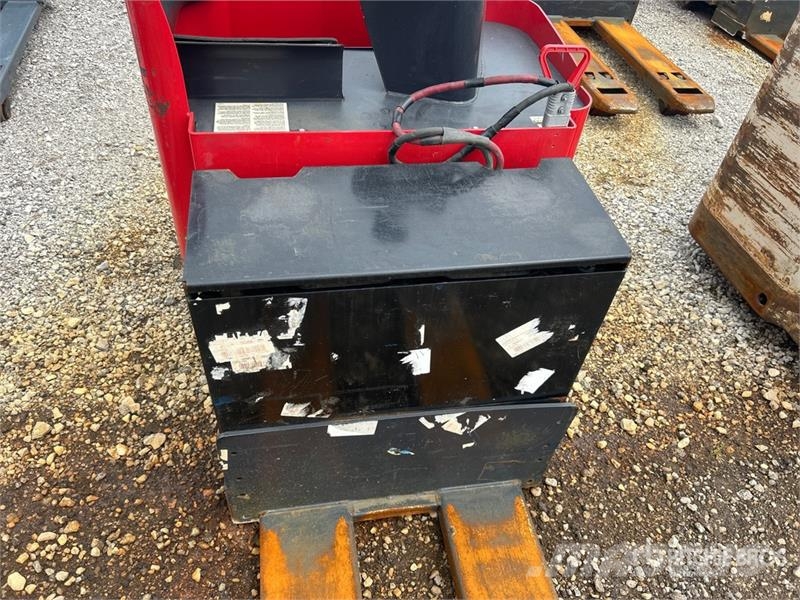 Raymond 8900 6000 lb Electric Pallet Jack Pumppukärryt
