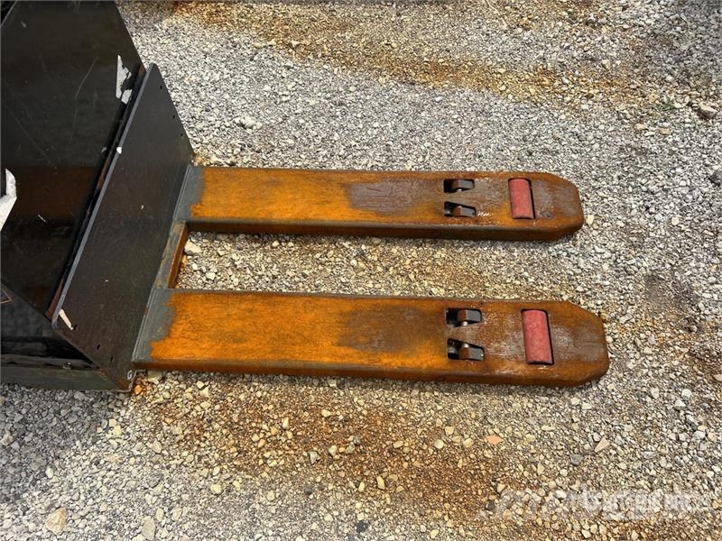 Raymond 8900 6000 lb Electric Pallet Jack Pumppukärryt