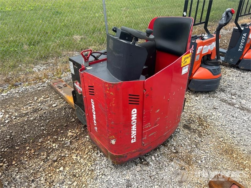 Raymond 8900 6000 lb Electric Pallet Jack Pumppukärryt