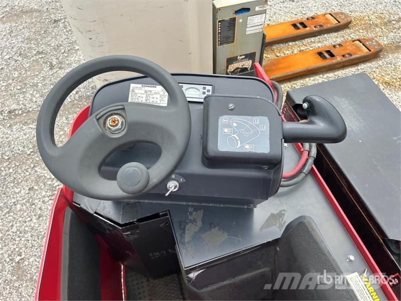 Raymond 8900 6000 lb Electric Pallet Jack Pumppukärryt