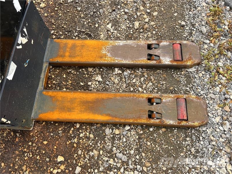 Raymond 8900 6000 lb Electric Pallet Jack Pumppukärryt