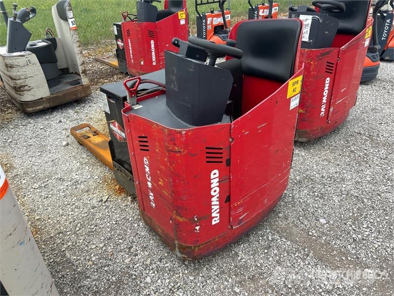 Raymond 8900 6000 lb Electric Pallet Jack Pumppukärryt
