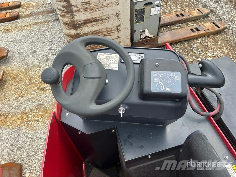 Raymond 8900 6000 lb Electric Pallet Jack Pumppukärryt
