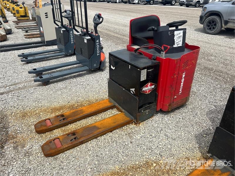 Raymond 8900 6000 lb Electric Pallet Jack Pumppukärryt