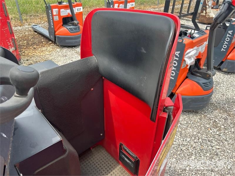 Raymond 8900 6000 lb Electric Pallet Jack Pumppukärryt