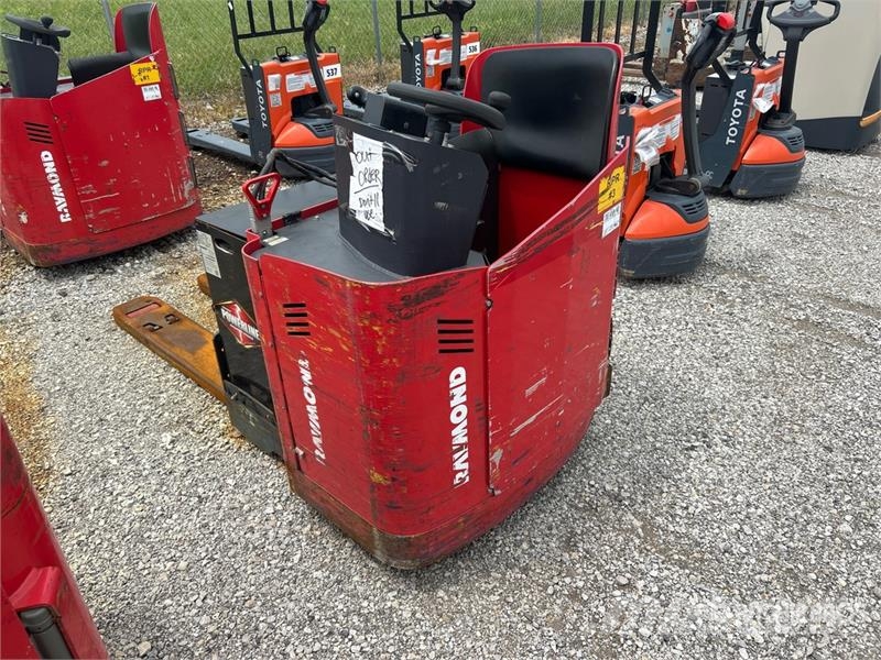 Raymond 8900 6000 lb Electric Pallet Jack Pumppukärryt