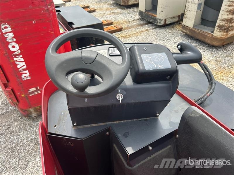 Raymond 8900 6000 lb Electric Pallet Jack Pumppukärryt