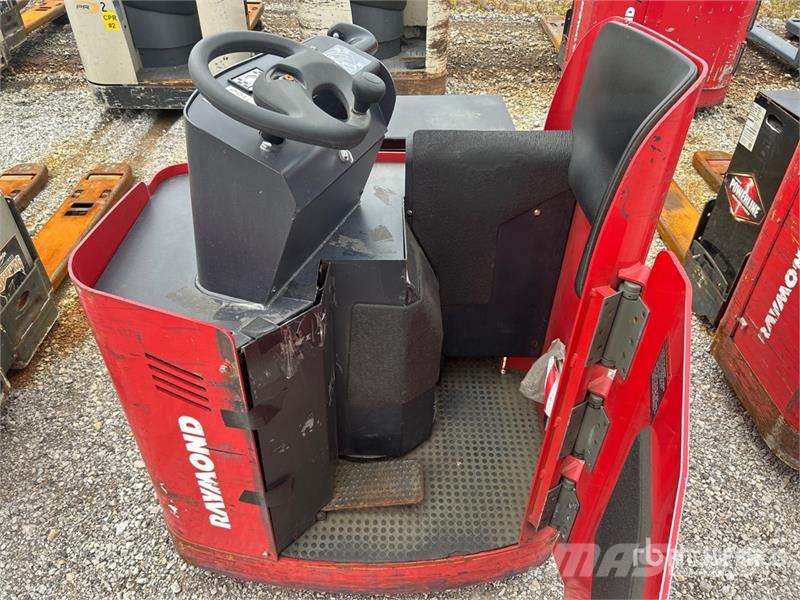 Raymond 8900 6000 lb Electric Pallet Jack Pumppukärryt