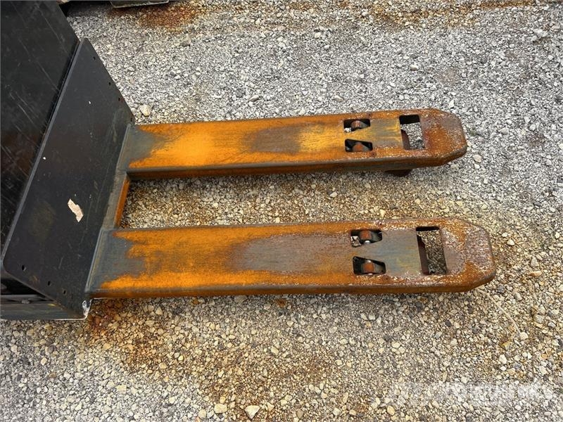 Raymond 8900 6000 lb Electric Pallet Jack Pumppukärryt