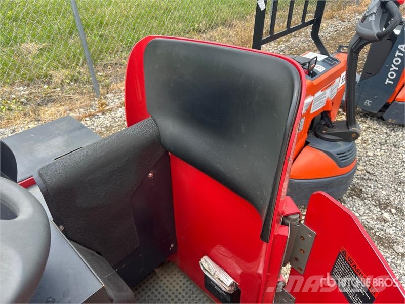 Raymond 8900 6000 lb Electric Pallet Jack Pumppukärryt