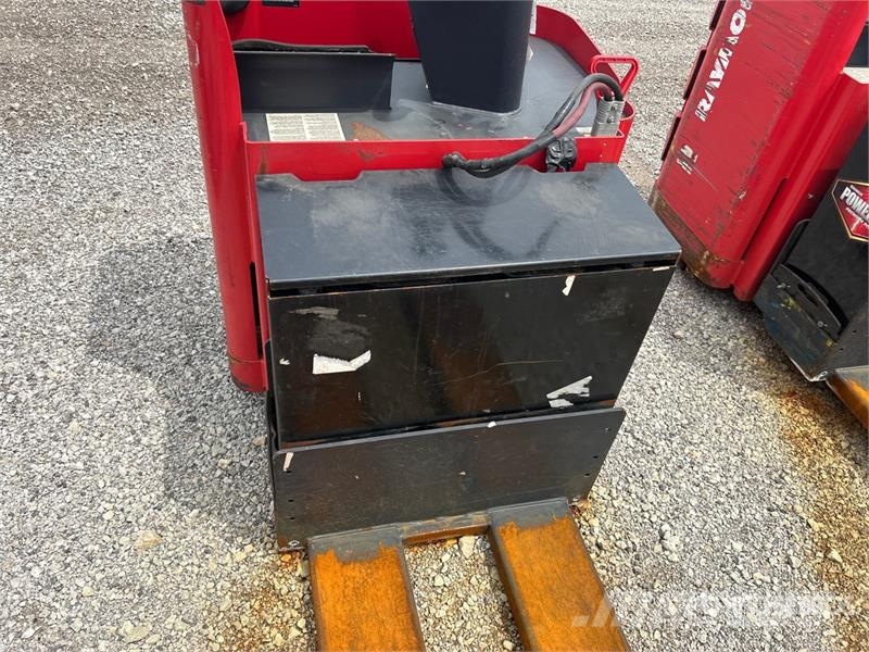 Raymond 8900 6000 lb Electric Pallet Jack Pumppukärryt