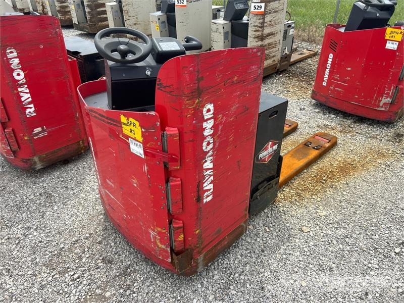Raymond 8900 6000 lb Electric Pallet Jack Pumppukärryt