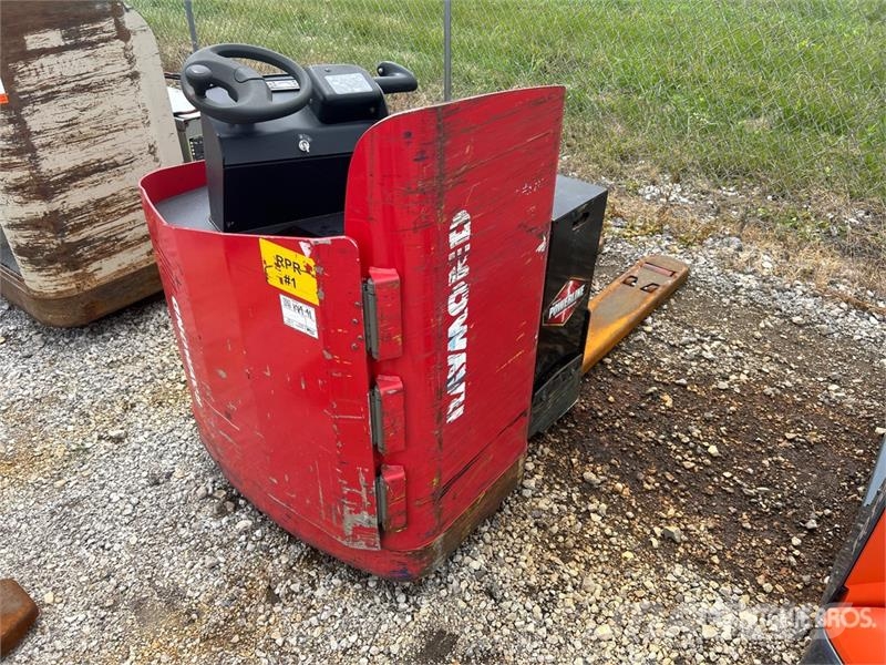 Raymond 8900 6000 lb Electric Pallet Jack Pumppukärryt