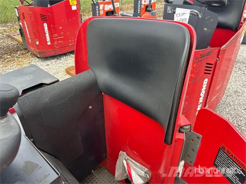 Raymond 8900 6000 lb Electric Pallet Jack Pumppukärryt