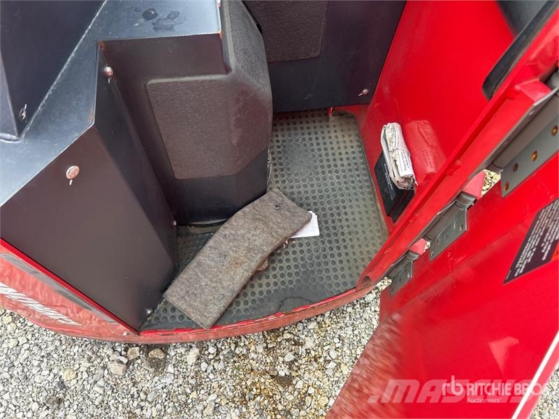 Raymond 8900 6000 lb Electric Pallet Jack Pumppukärryt