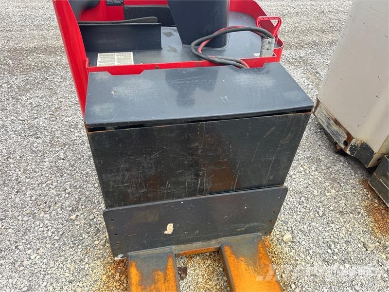 Raymond 8900 6000 lb Electric Pallet Jack Pumppukärryt