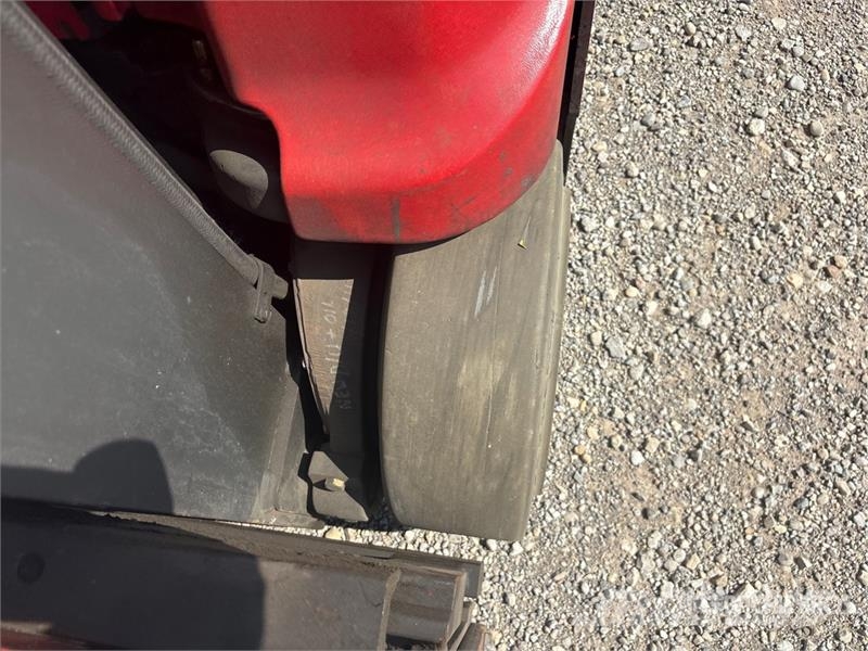 Raymond R30-C40TT 4000 lb Reach Truck Šakiniai krautuvai su prailgintu keltuvu