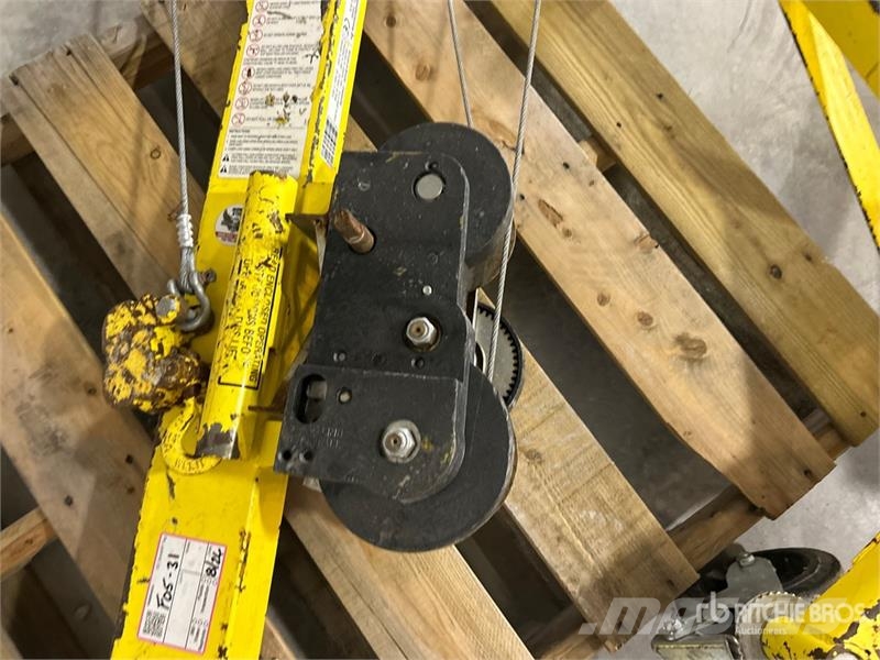 Roust-A-Bout R-100/R-150 Material Hoist Utovorne dizalice, vitla i dizala za materijal
