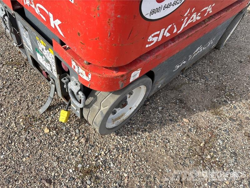 SkyJack SJ12 Plataformas elevatórias verticais