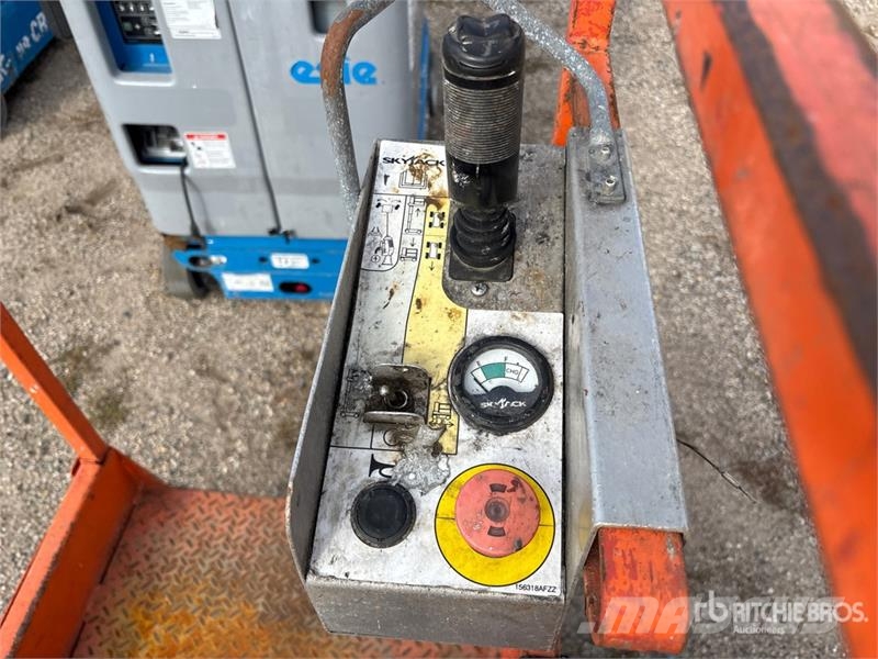 SkyJack SJ12 Plataformas elevatórias verticais